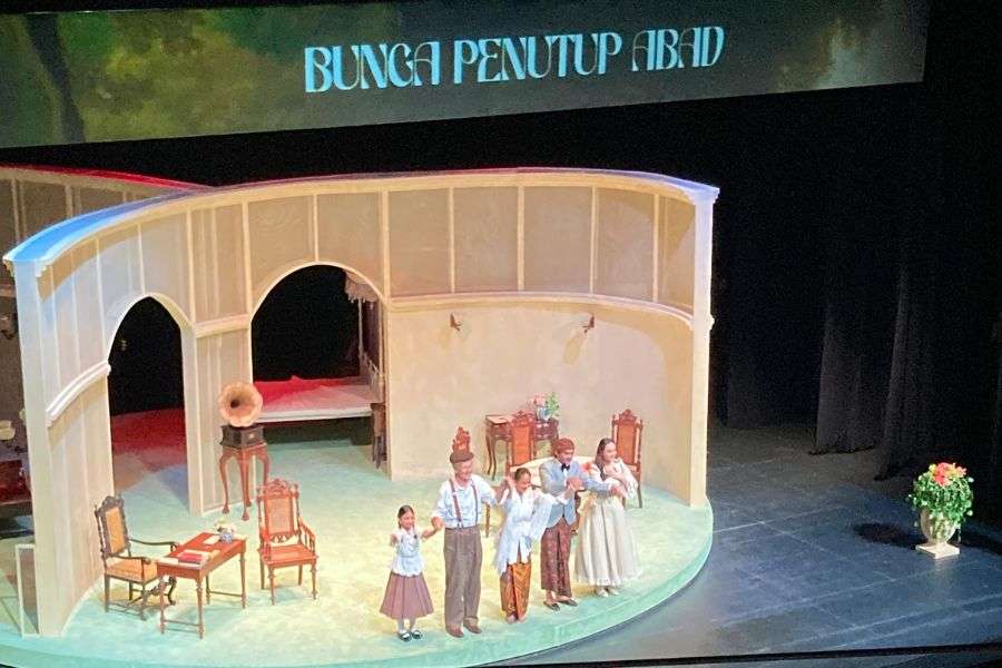 Teater Bunga Penutup Abad
