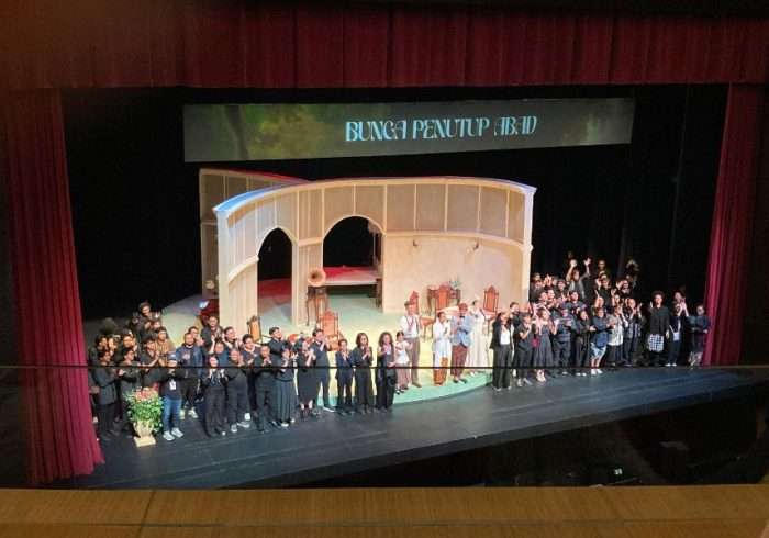 teater bunga penutup abad