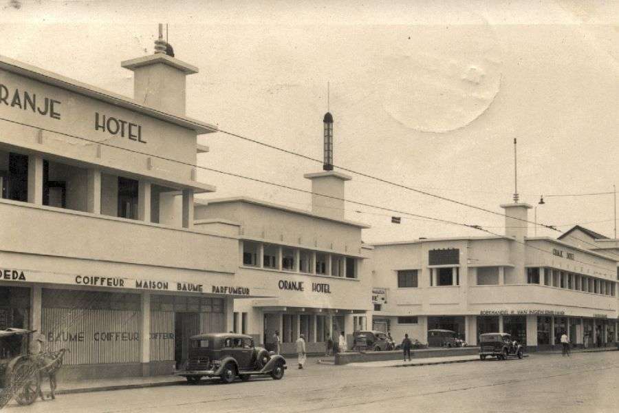 cerpen bayang-bayang di atap gedung tua